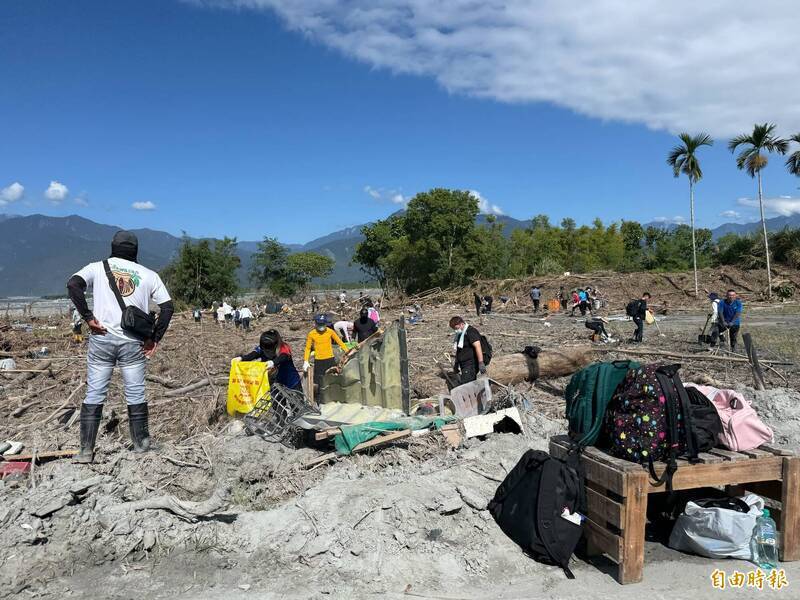 大批鏟子超人到花蓮光復鄉救災，協助當地居民重整家園，並提供食品飲料與金錢援助等，國內外讚美聲不斷。（資料照）