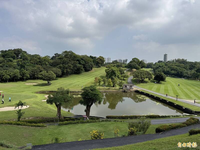 果嶺自然公園裡仍保有湖泊水池，悠美湖景讓人駐足。（資料照）