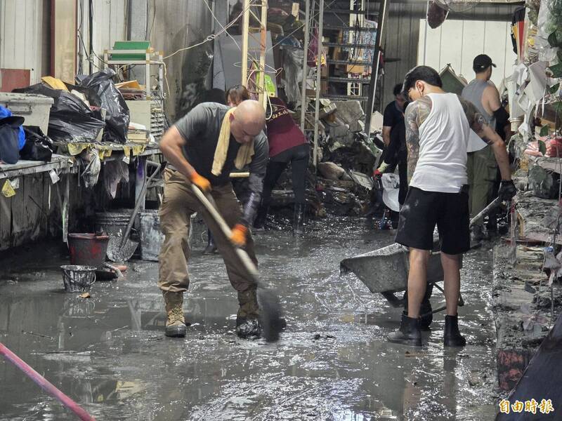 鏟子超人協助民宅清理污泥，成為花蓮最美的風景。（資料照）