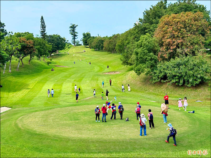高雄果嶺自然公園開放，吸引不少遊客前往，由於面積廣闊，人潮多卻不擁擠，民眾評價相當高。（資料照）