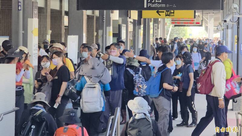 花蓮馬太鞍堰塞湖潰流重創光復鄉，各地的鏟子超人集結伸援，台鐵光復站自救災開始迄今，已有近50萬人次進出。（資料照）