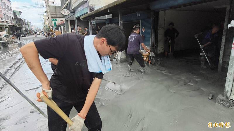 花蓮堰塞湖洪災，數萬名志工自動自發鏟泥、運土、協助清理，呈現出人性最純粹的樣貌。（資料照）