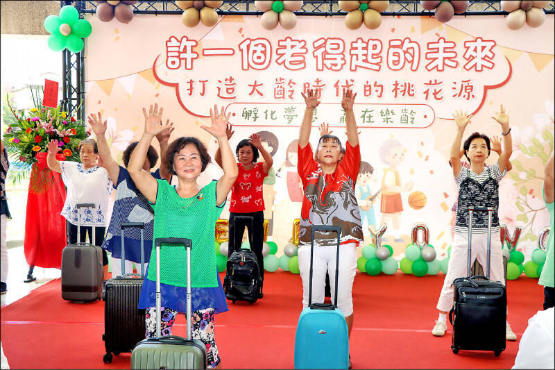 苑裡鎮樂齡學習中心已升格為苗栗縣樂齡學習示範中心。圖為學員舞蹈表演。（資料照，苗栗縣府提供）