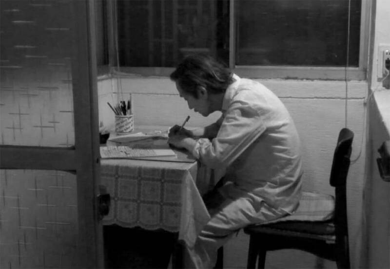 每一夜，小說家王文興在斗室內和自己搏鬥，而紀錄片《尋找背海的人》的鏡頭撞見了作家的雕鑿精神。（資料照，目宿媒體提供）