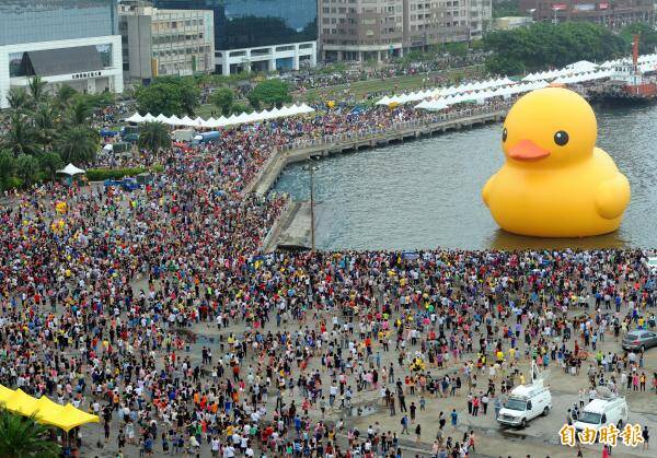 2013年黃色小鴨在高雄造成轟動，總參觀人數逼近400萬人次。（資料照）