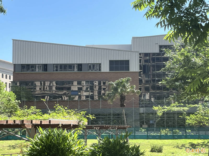 新竹縣立總圖書館斥資9.5億打造，頂樓4樓屋面的鋁合金烤漆鋁板設計卻被譏像「鐵皮屋」，引發議論。（資料照）