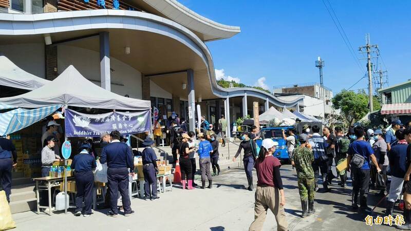 光復鄉洪災後第1天，花蓮慈濟基金會在就在車站前建立服務據點，協助救災。（資料照）