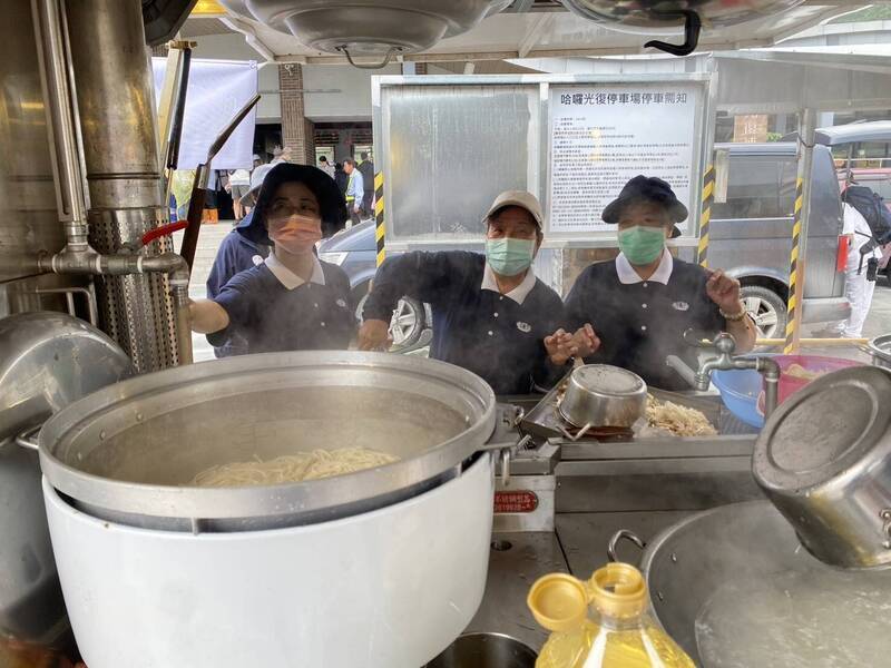 自馬太鞍堰塞湖溢流造成花蓮光復鄉災情，慈濟第一時間就進駐人力提供熱食。（慈濟基金會提供）