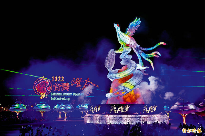 2022台灣燈會，位於衛武營的中央主燈「鳳彩飛舞」，磅礡氣勢讓人驚豔。（資料照）