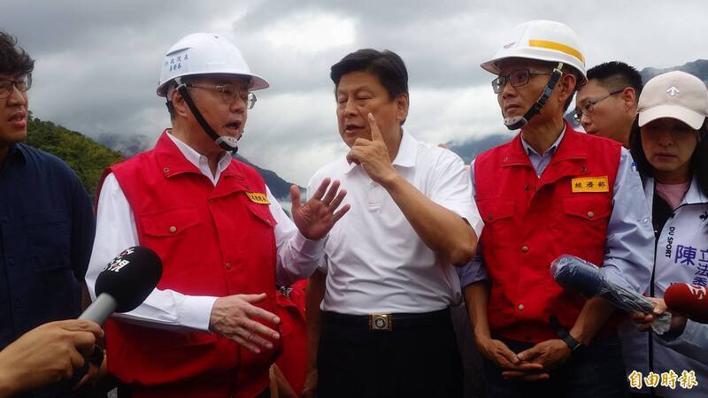 行政院長卓榮泰（左二）日前到花蓮光復勘災，與立委傅崑萁（中）在馬太鞍溪斷橋邊爭論相持不下。（資料照）