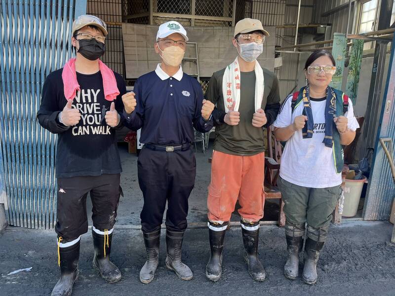 不分男女老幼，志工響應慈濟號召，到災區救災。（作者提供）