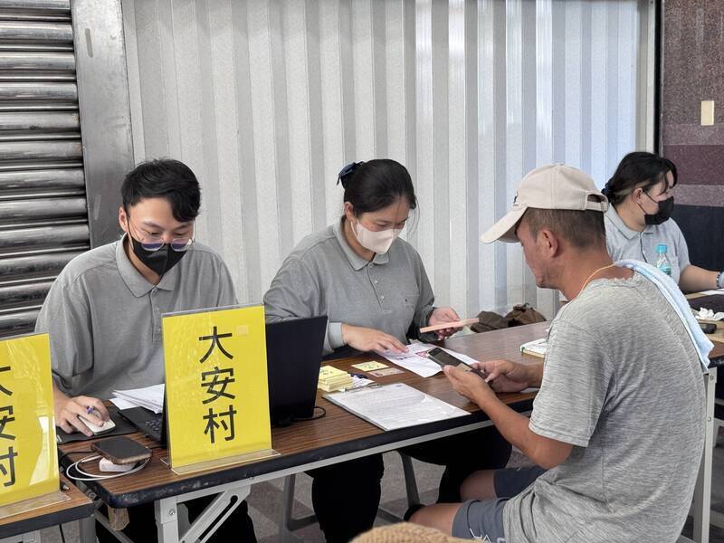 慈濟基金會從光復大安村開始，展開第二波慰問金發放。（慈濟基金會提供）