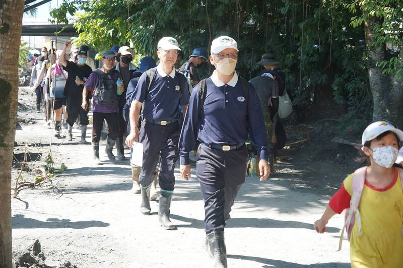 志工從四面八方湧入，到光復協助清理。（作者提供）