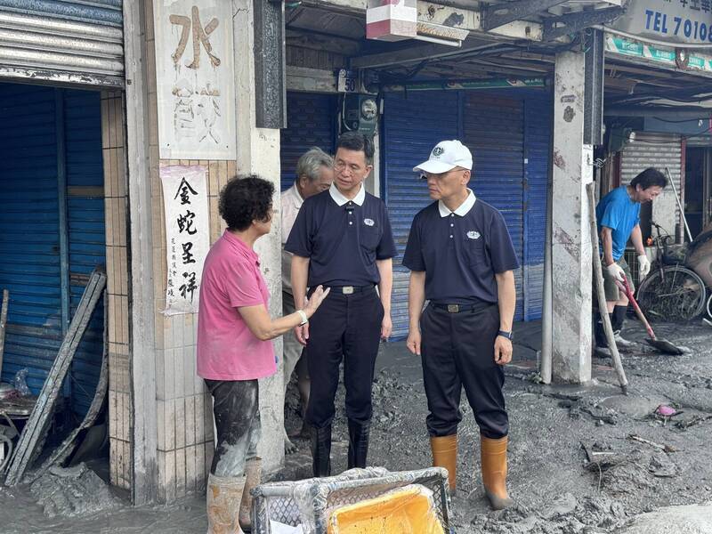 慈濟派志工深入災區進行勘災後，後續進行關懷行動或協助清掃。（慈濟基金會提供）