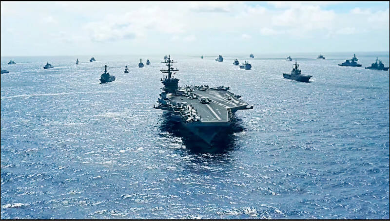 美國參議院近日通過年度國防授權法案（NDAA），強烈建議台灣參與環太平洋軍事演習（RIMPAC）。圖為29國參與的2024年環太軍演。 （取自RIMPAC臉書）