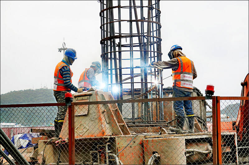 勞動部將成立所謂的「跨國勞動力延攬中心」，引發爭議。圖為外籍勞工工作情形。（資料照）