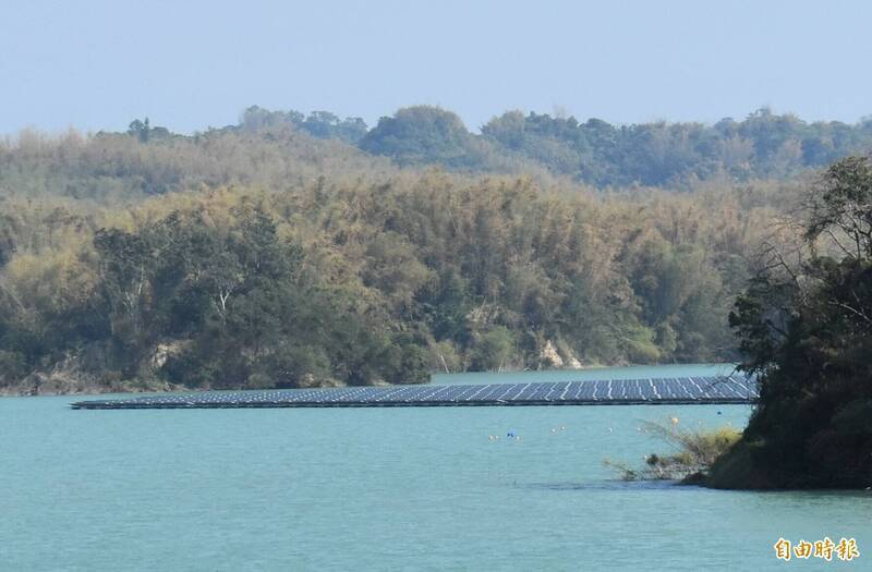 台南烏山頭水庫水面型光電完工併聯發電3年多，設置面積僅占水域1.12%。（資料照）