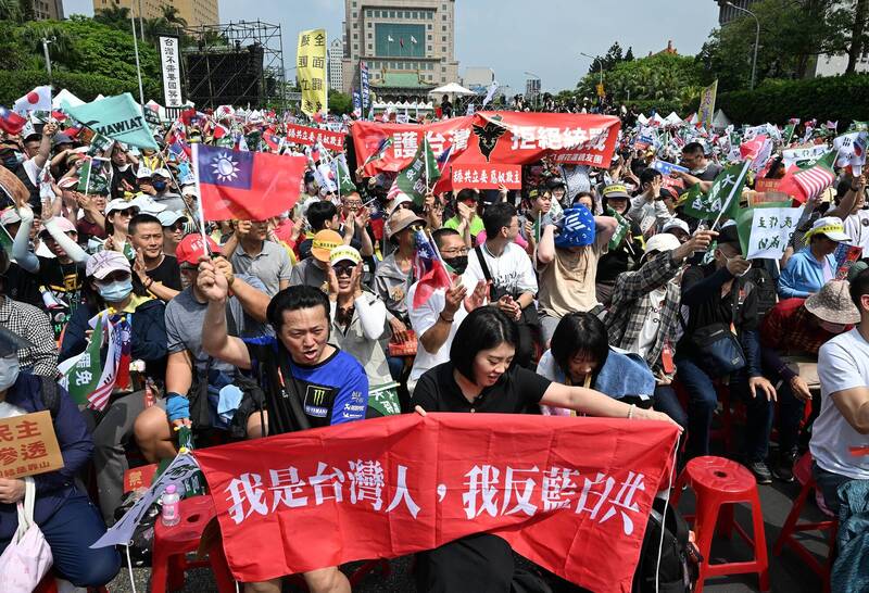 「拒絕統戰，守護台灣」的大型集會吸引數萬人上街，展現了公民社會的動員能量。（資料照）