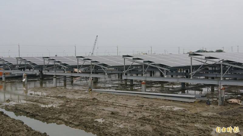 台灣南部全年日照時數約為北部的1.3倍，圖為台南鹽田蓋太陽光電場。（資料照）