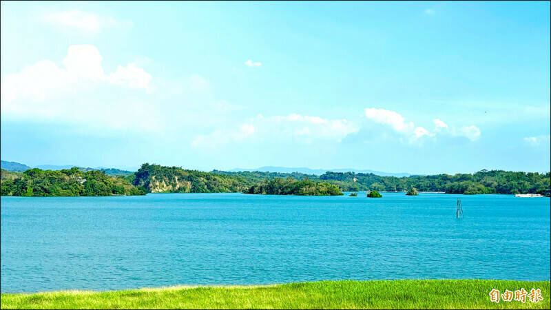 環境部表示，近5年烏山頭水庫的透明度介於1.4至1.8公尺，屬於台南各水庫前段水準，設置光電後也未有明顯變化。（資料照）