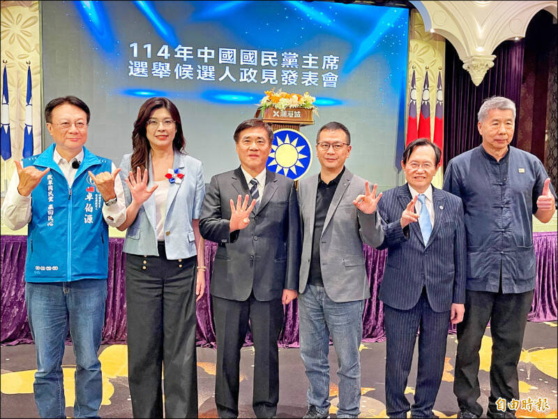 國民黨主席選舉傳中共介選疑雲，圖為六名候選人卓伯源（左起）、鄭麗文、郝龍斌、羅智強、蔡志弘和張亞中出席政見發表會。（資料照）