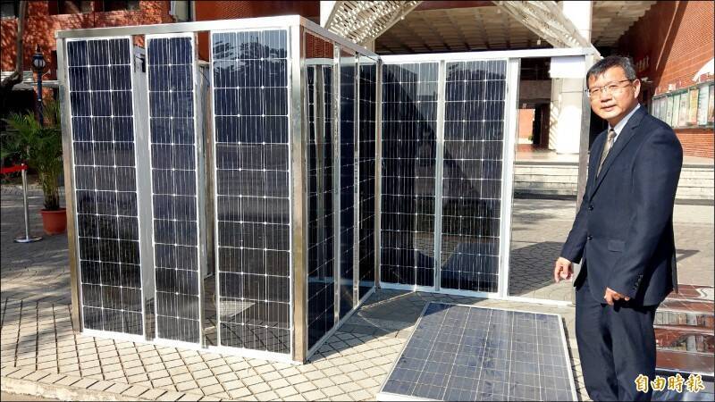 台南大學綠色能源科技學系主任傅耀賢團隊，展示以回收廢舊太陽能光電板搭建的太陽能屋，及回收的矽晶元等材料。（資料照）