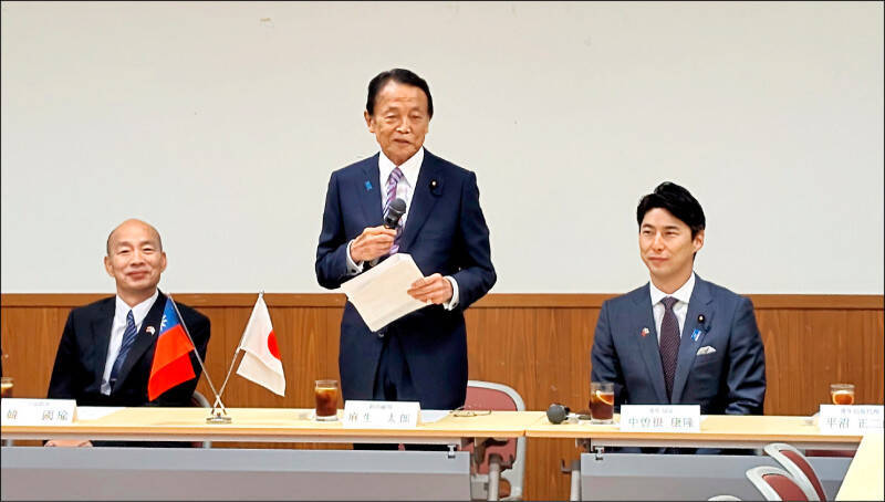 立法院長韓國瑜（左）9月25日率團訪問日本，首站拜會自民黨總部，自民黨最高顧問麻生太郎（中）、青年局長中曾根康隆（右）接待。（資料照，駐日特派員林翠儀攝）