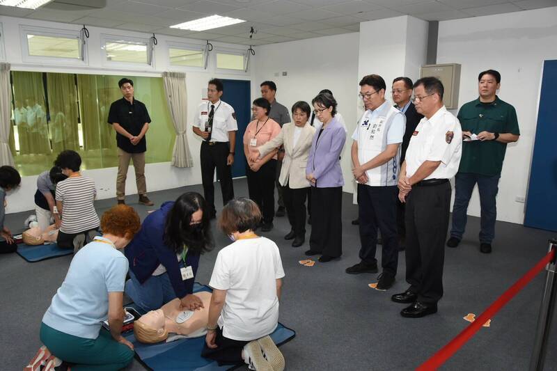 防災士培訓，副總統蕭美琴、內政部長劉世芳等人視察學員施作CPR。（資料照，內政部提供）