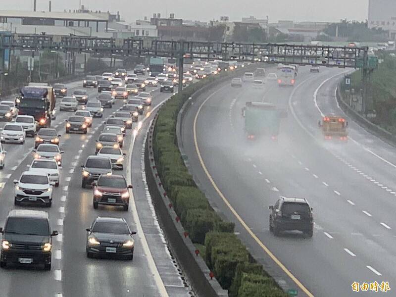 車輛龜速行駛於國道內側超車道，小心吃上行駛過慢的罰單。 （資料照）