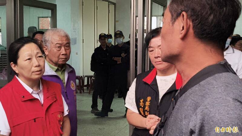 花蓮縣長徐榛蔚到瑞穗生命園區關心罹難者家屬，其中母親罹難的劉先生向縣長抱怨說，9月23日都沒有人通知需要撤離。（資料照）