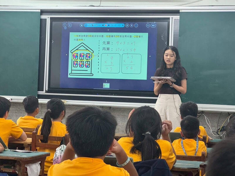 教師用iPad教學，提升教學的品質。（擷取自屏東縣長周春米臉書專頁）