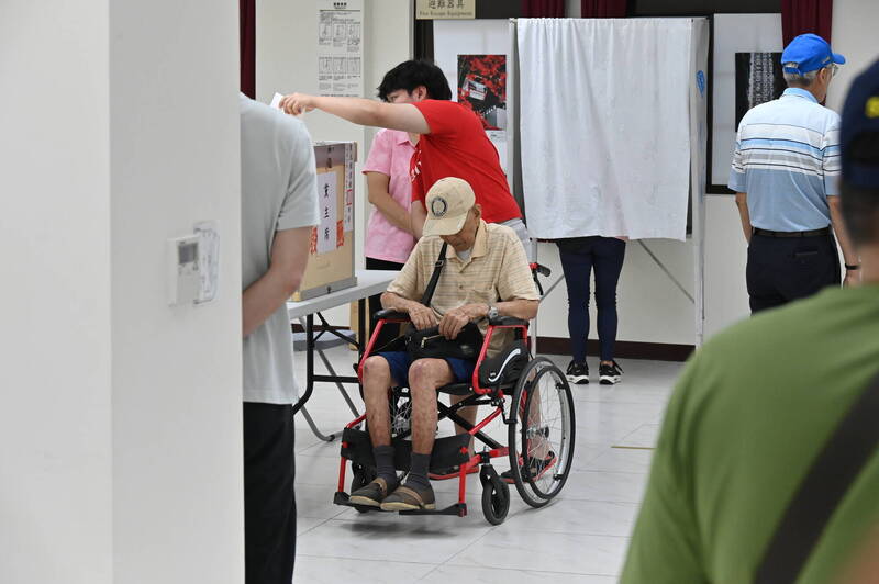 中國國民黨黨員33萬人之中，很多是退休老人，投票率較高，更擴大他們對於黨主席的影響力，這才是更關鍵的因素。（資料照）