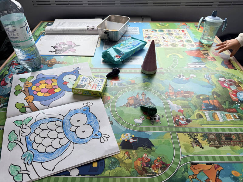 德國高鐵ICE幼兒包廂桌面大，同時放置嬰幼兒濕紙巾、塗鴉本、玩具、零食還有一般雜誌都沒問題。（中央社資料照）