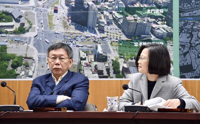 2018年時任總統蔡英文和台北市長柯文哲會面，柯全程冷淡高傲，眼神不看小英。（資料照）