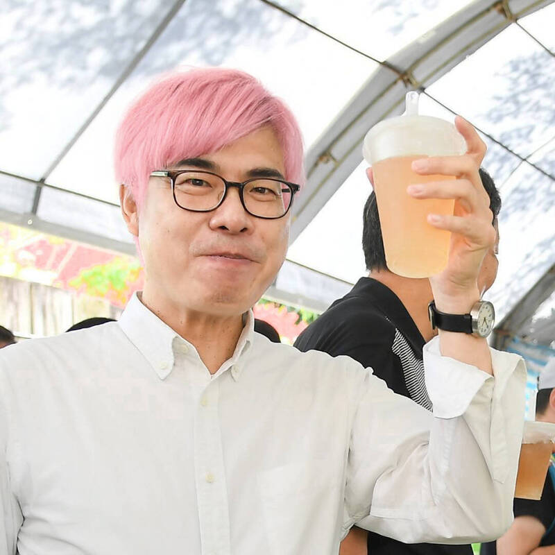 高雄市長陳其邁以粉紅髮合成造型在社群應援韓國女團BLACKPINK，引發熱烈迴響。（圖翻攝自陳其邁臉書）