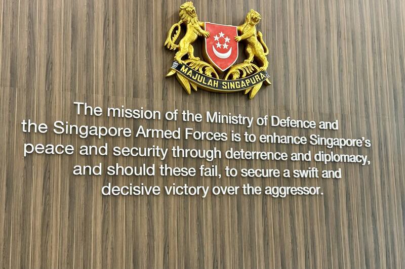 新加坡政府長期奉行「高薪攬才」的原則，軍職薪資甚至高於同職等公務員約兩成。（取自貼文）