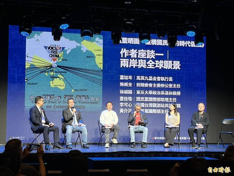 馬英九基金會執行長蕭旭岑（左二）在「藍晒圖：重構國民黨的時代倡議」新書發表會上表示，自己要勸告黨內同志們，不要再被「反共的幽靈」限制住，不要競相比賽誰比較反共，或指責中共介選，這都是中了民進黨的框架。（資料照）