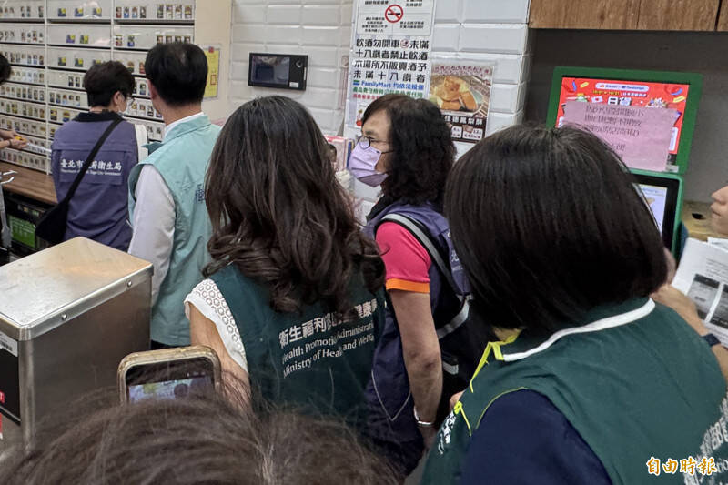 衛福部長石崇良10月17日親率稽查小組突擊北市店家。（資料照）