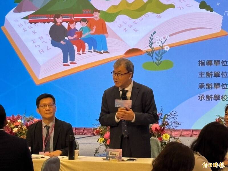 教育部長鄭英耀（右）表示，108課綱即圍繞著社會情緒學習議題。（資料照）