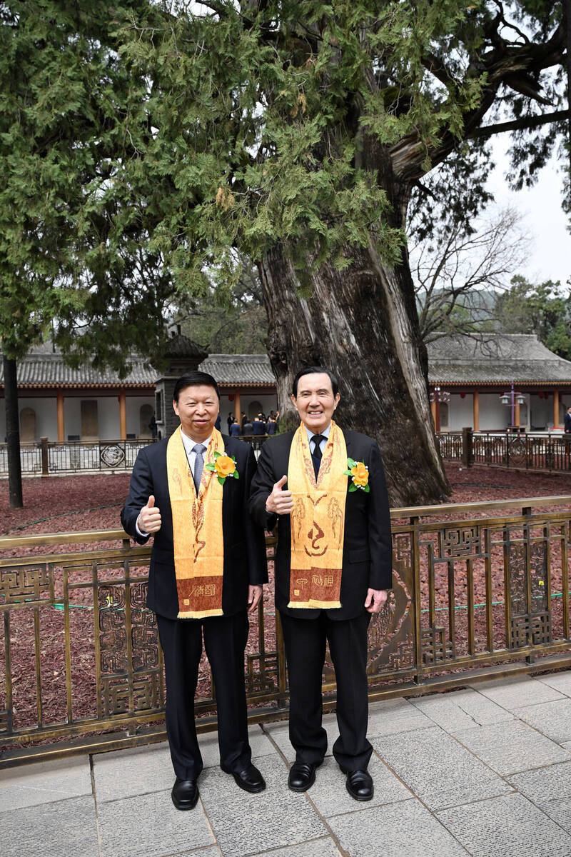 前總統馬英九（右）於2024年在中國國台辦主任宋濤（左）陪同下，參加清明公祭軒轅黃帝典禮。（資料照，馬英九基金會提供）