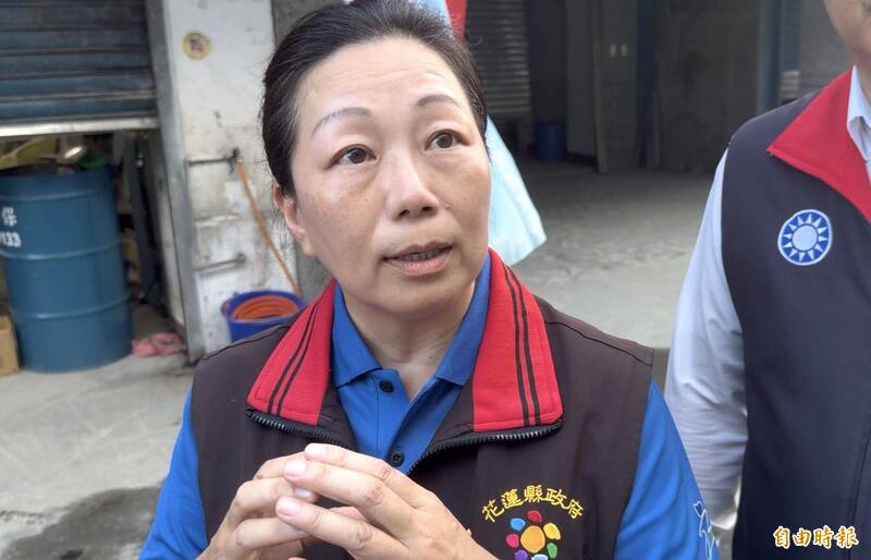 花蓮縣縣長自堰塞湖洪災後，經常以「素顏無眉」、「大圓眼鏡」及「畫眉紅唇」三種樣貌，出現在全國媒體上。（資料照）