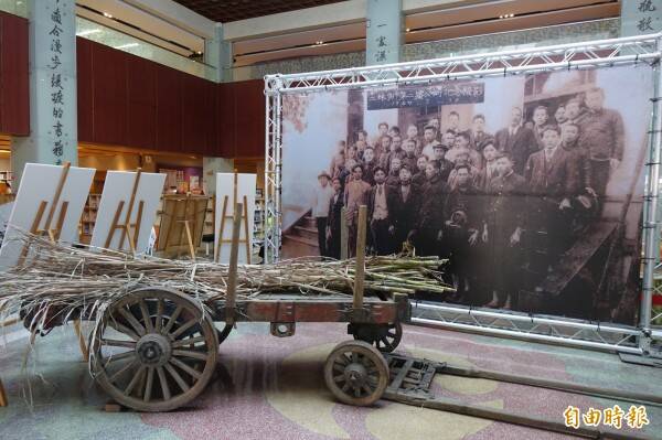 1927年二林事件第二審公判紀念攝影，照片放大與牛車白甘蔗成裝置藝術，於2017年展出。（資料照）