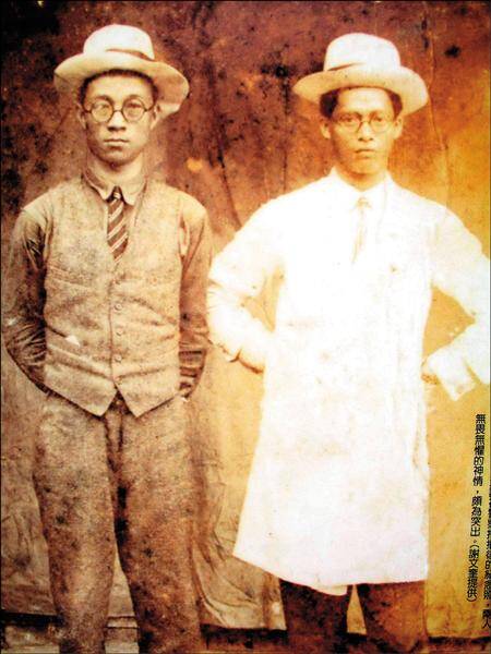 二林蔗農事件的領導人簡吉（左）與李應章，被日本警察拘捕後的合照，無畏無懼的眼神令人印象深刻。（資料照，謝文奎提供）