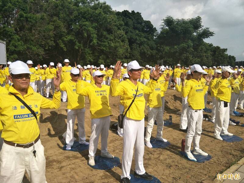 中共迫害宗教自由早有歷史紀錄，如活摘法輪功學員器官；法輪功學員示意圖。（資料照）