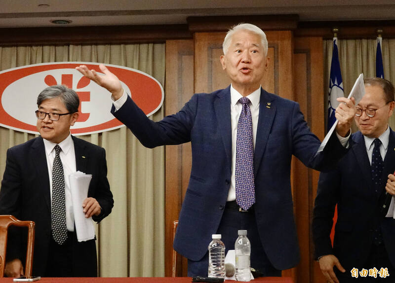 新光人壽董事長魏寶生（中）就士林科技園區 T17 、 T18 開發案召開記者會，宣布同意解約。（資料照）