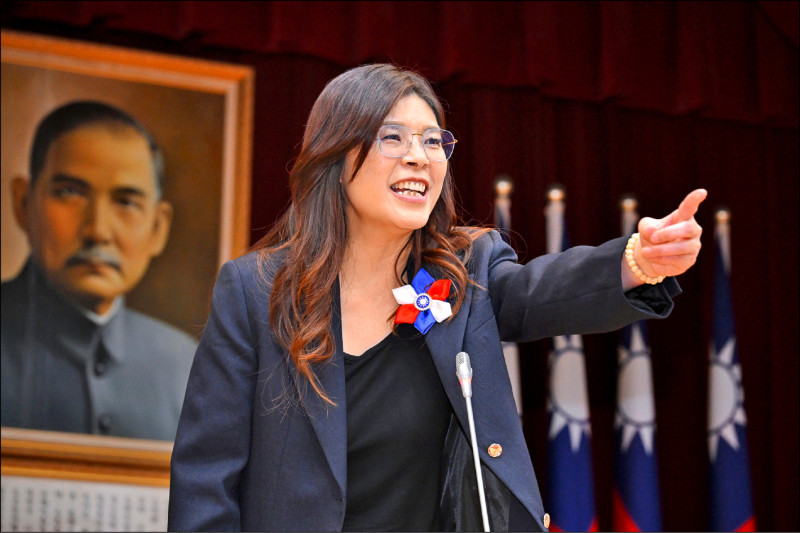 鄭麗文誇口了解民進黨，要「收拾民進黨」，就像過去黨外主張「讓國民黨從地球上消失」，她有「收拾民進黨」的雄心壯志很好，但不能以犧牲國家主權做代價，做她獻媚北京的敲門磚。（資料照）