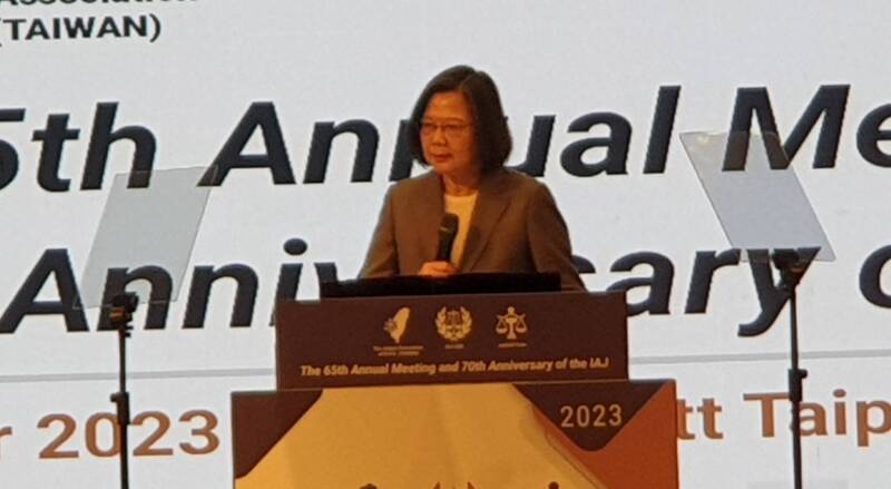 台灣法官協會代表赴亞塞拜然參加國際法官協會年會遭拒絕入境。圖為2023年時任總統蔡英文在台北舉辦的國際法官協會年會致詞。（資料照）