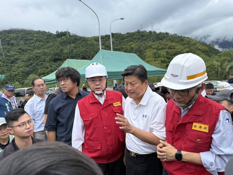 行政院長卓榮泰前往花蓮勘災，立委傅崐萁要求卓揆當場釐清堰塞湖管轄權責。（資料照）