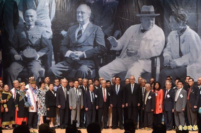 國民黨抗戰八年幾時曾派出過一兵一卒來「光復台灣」呢？。圖為馬政府在「台灣光復七十週年」紀念活動，特製開羅會議照片背板，繼續誤導民眾。（資料照）