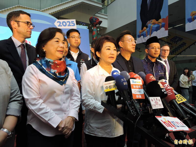 台中養豬場爆發非洲豬瘟，剛好市府舉行購物節啟動記者會，市長盧秀燕受訪時表示，請大家多報導購物節拚經濟。（資料照）